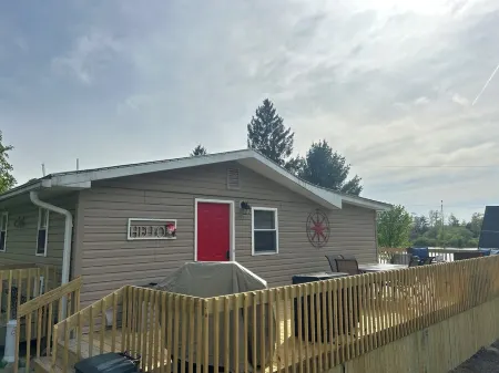 KnotRLake a cozy get-a-way with a lake view!