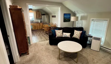 Cozy Condo in Downtown Ellicottville -walk to town, king bed, fully stocked Отели рядом с достопримечательностью «Watson's Chocolates»