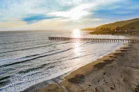 Charming Coastal Retreat with Lounge Access - Bright and Breezy Escape 卡幽卡思住宿飯店