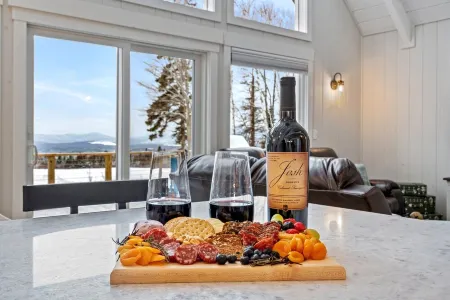 Luxury x Nature: Mountain View, Hot Tub, Game Room