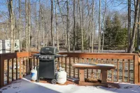 Large Deck, Fire Pit and Modern Amenities - Cozy Tranquil Retreat
