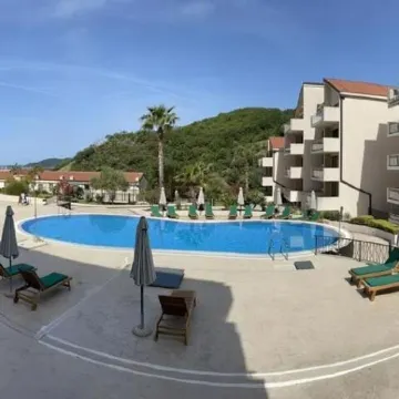 Sunset Poolside Retreat Blueh