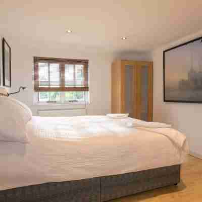 Stylist Split Level 2 Bed with Parking Rooms