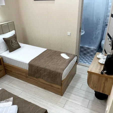 Barhat Hotel Отели рядом с достопримечательностью «Свято-Успенский Кафедральный Собор»