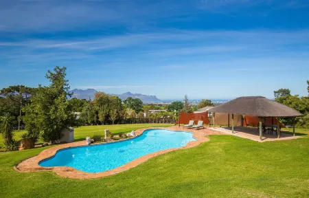 La Felicita Boutique Self Catering Villas Отели в г. Сомерсет-Уэст