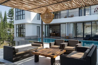 Sunset City View Villa 5 Br with a Private Heated Pool Hotell i Mekarsaluyu