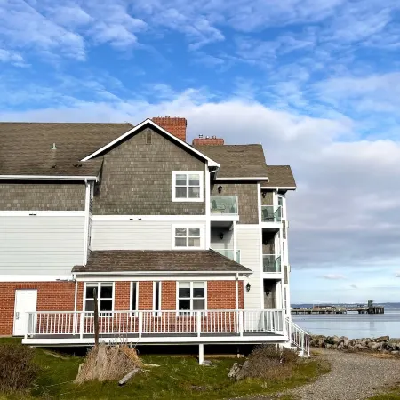 Tides Inn & Suites