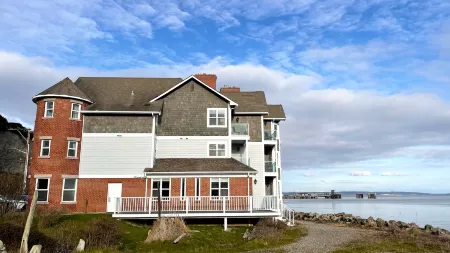 Tides Inn & Suites Отели в г. Порт Хадлок-Айрондейл