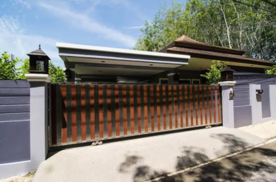 รูปภาพของต้นยาง ไพรเวท พูล วิลล่า