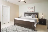 코코의 수영장을 내려다보는 인상적으로 디자인되고 장식된 3층 공간