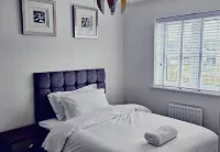 House - Sleeps 11 - Parking - Station Close