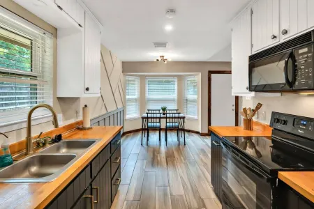 New Cozy Retreat Located 15 Minutes to Waco