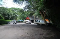 Naro Moru River Lodge - Bãi đậu xe