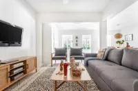 Cast Away by AvantStay Stunning Modern Home Near Beach w Two Kitchens