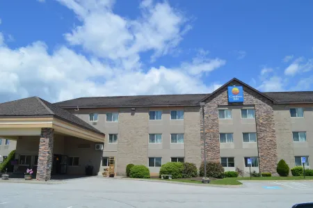 Comfort Inn Отели рядом с достопримечательностью «John Bapst Memorial High School»