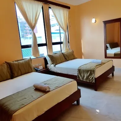 Hostal California Inn Hotels near Las Penas