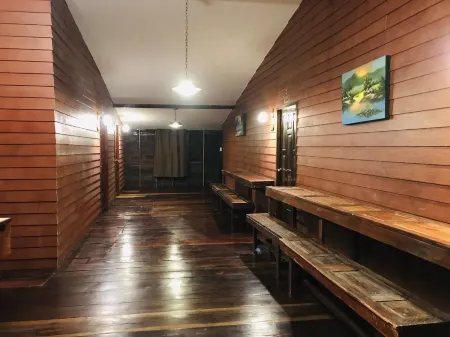 Reuan Vilawan Отели в г. Дамноен Садуак