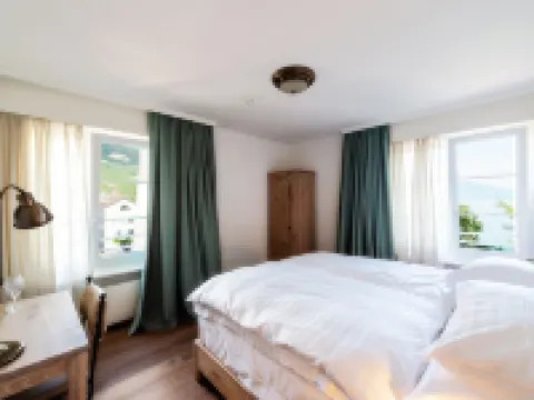 Au Major Davel Hotels in Cully