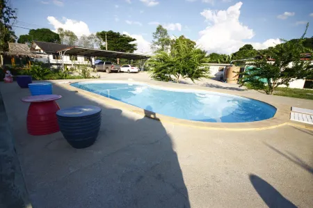 Baanpoonana Отели рядом с достопримечательностью «Hin Kong Temple»