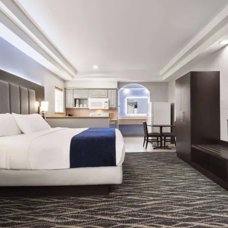 Days Inn & Suites by Wyndham Houston Hobby Airport