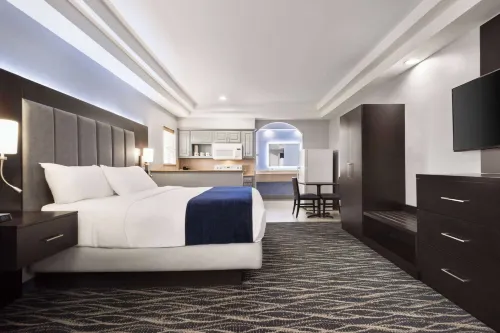 Days Inn & Suites by Wyndham Houston Hobby Airport