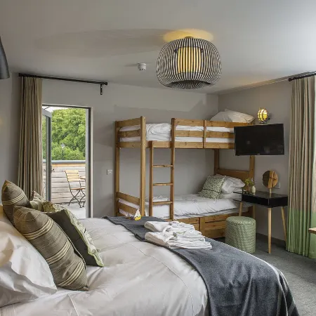 Lock Chambers, Caledonian Canal Centre Отели рядом с достопримечательностью «The Clansman Centre»