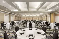 Royal Hotel Edmonton Airport Trademark Collection by Wyndham - parking