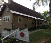The Red Door B&B Hotels near Lee Premium Outlets