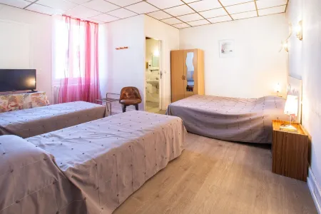 Logis Hotels - Hôtel le Boulevard Отели в г. Ле-Марти