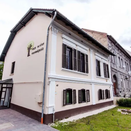 Vén Diófa De Lux Panzió
