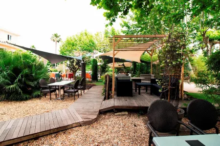 Adonis Sanary Grand Hôtel des Bains Отели рядом с достопримечательностью «Mas de Pierredon - Camping Sanary-sur-Mer - CAMPASUN»