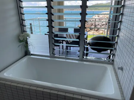 Amazing sea views capture the sea breezes located on beautiful Magnetic Island.