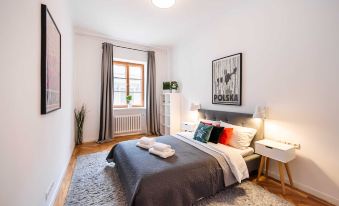 Old Town Market Place Apartment by BookingHost