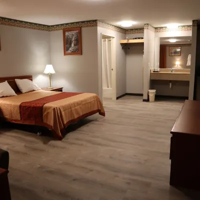 Express Inn & Suites Eugene Hotels near Putters Family Entertainment Center