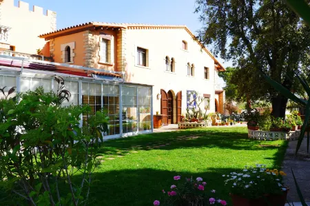 Hotel Restaurant El Bosc Отели рядом с достопримечательностью «Camping Sant Salvador»