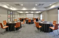 Holiday Inn Express & Suites Irving Conv Ctr - Las Colinas