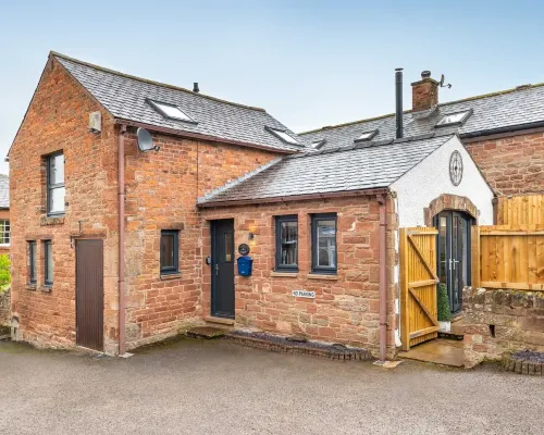 Cottage - Sleeps 3 Hot Tub & Pet Friendly Hotels in Brampton