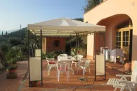 Room in Villa - Room on the Hill with Garden and Sea View