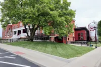 Historic Red Rooster Inn Hotels in Litchfield