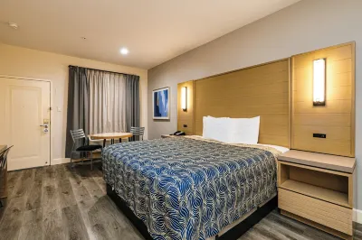 Palace Inn Blue IAH East Hotels near ShowBiz Cinemas - Fall Creek