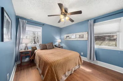 Newly Renovated Mountain Escape, 10 min to downtown Waynesville & Lake Junaluska Hotels near Lowe's Home Improvement
