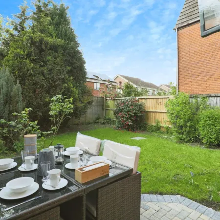Large Luxury Home in Solihull - Sleeps 14 Near NEC & BHX