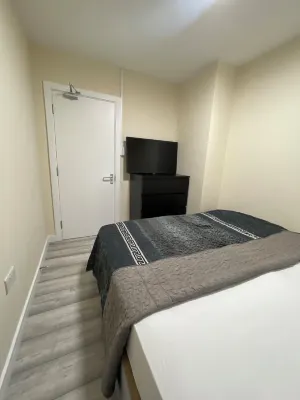 Uppamosluxurious London House With 4 Bedrooms Hotels near Dagenham & Redbridge Football Club Arena
