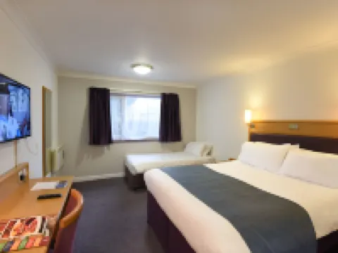 Royal Oak Hotels in Birkenhead