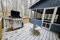 Shady Pines by Avantstay Enclosed Porch, Game Rooms, & Lake/beach Access!