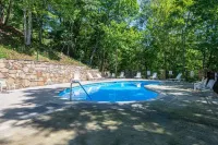 Pet-friendly Hot Tub Soaker Tub Grill Full Kitchen