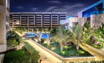 Waterfront Designer 2Br - 5 Min to Airport