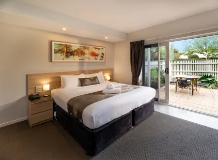 Boathouse Resort Studios and Suites