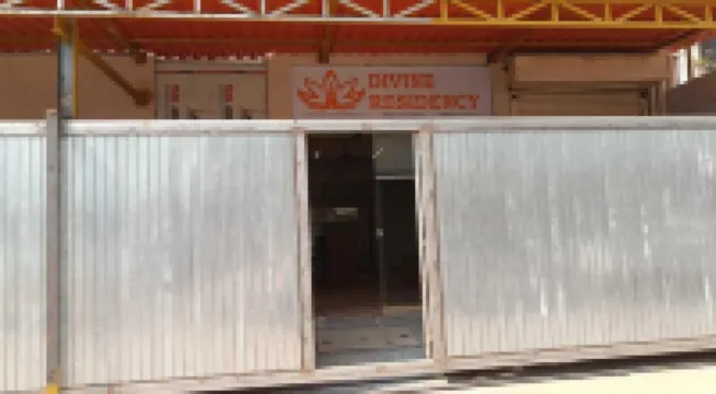 Divine Residency Hoteles cerca de Pandavkada Falls