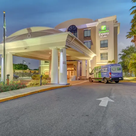Holiday Inn Express & Suites TAMPA -USF-BUSCH GARDENS by IHG Отели рядом с достопримечательностью «Зоопарк Лоури»